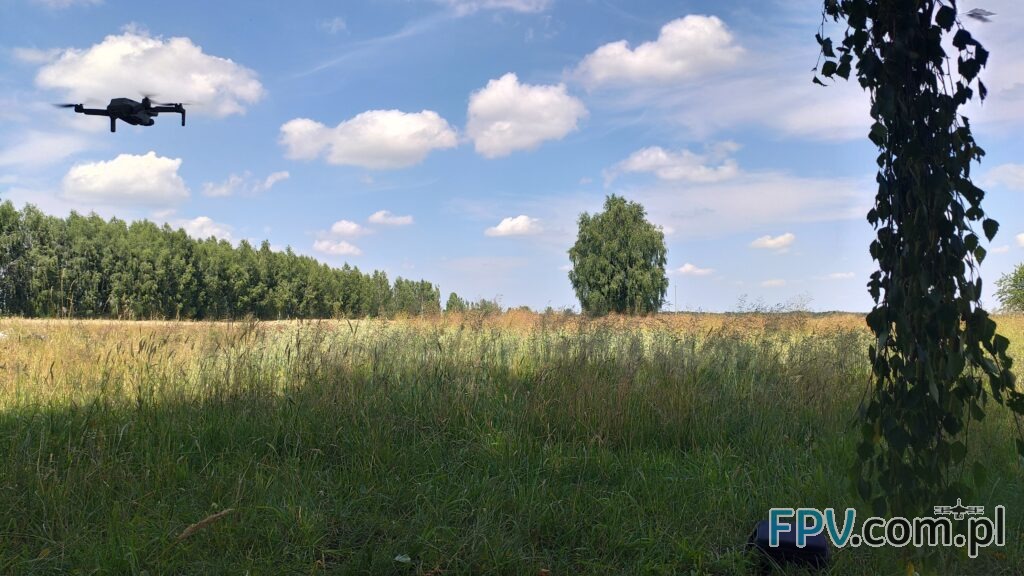 Dron w powietrzu po prawidłowej kalibracji czujników IMU.