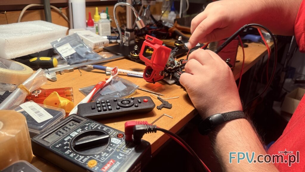Uszkodzony dron FPV na warsztacie