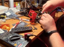 Uszkodzony dron FPV na warsztacie