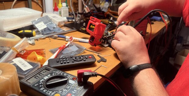 Uszkodzony dron FPV na warsztacie